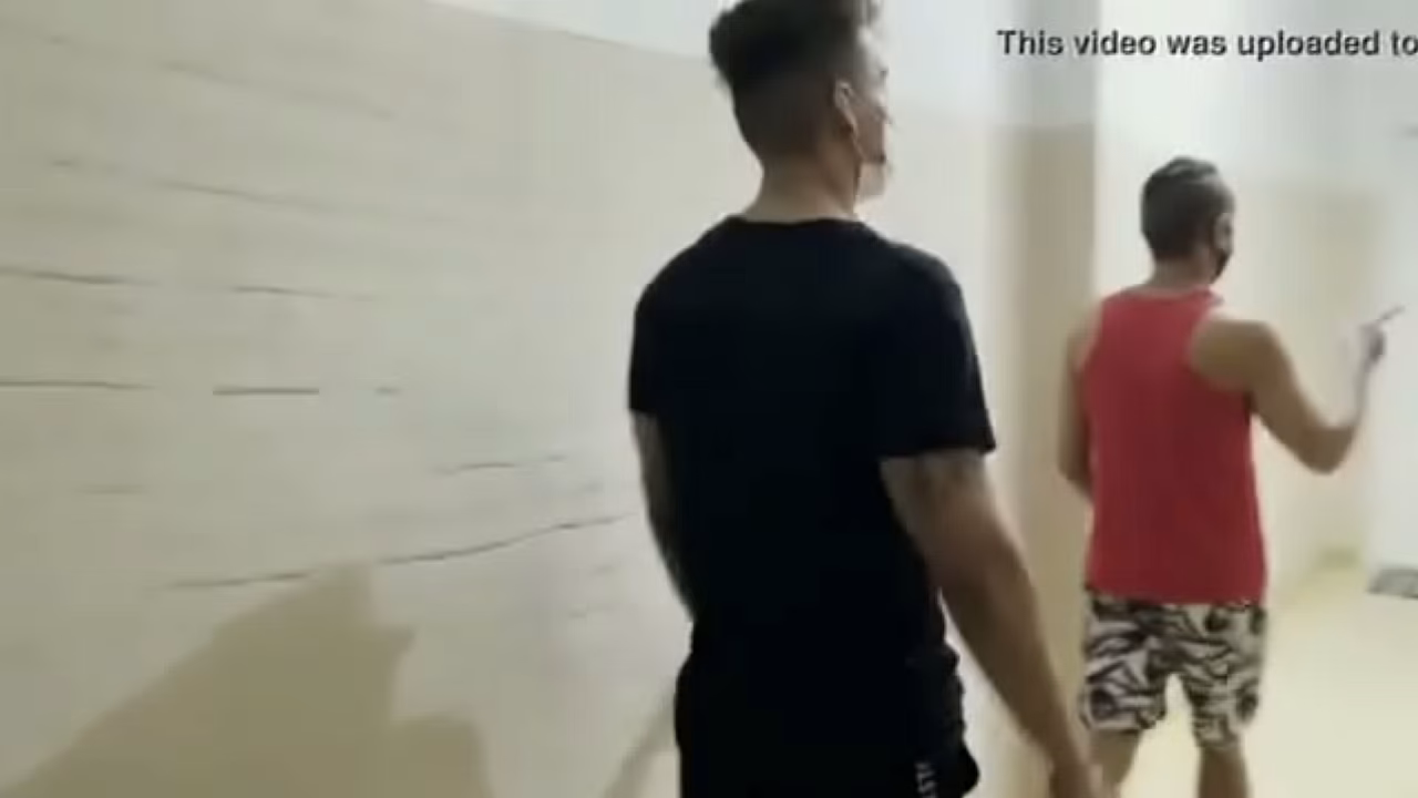 Gravei meus amigos fudendo gostoso em casa