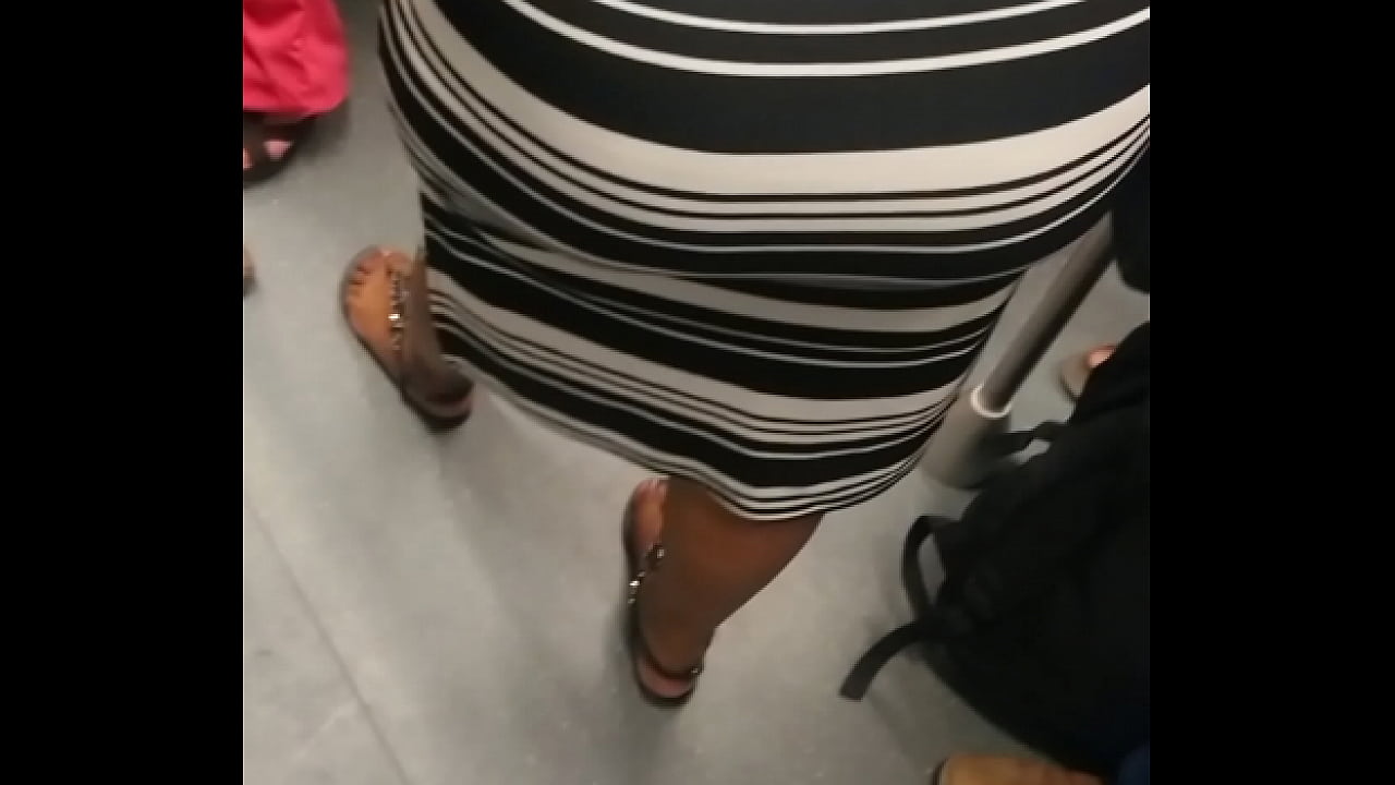 Culona venezolana con vestido de cebra en tren