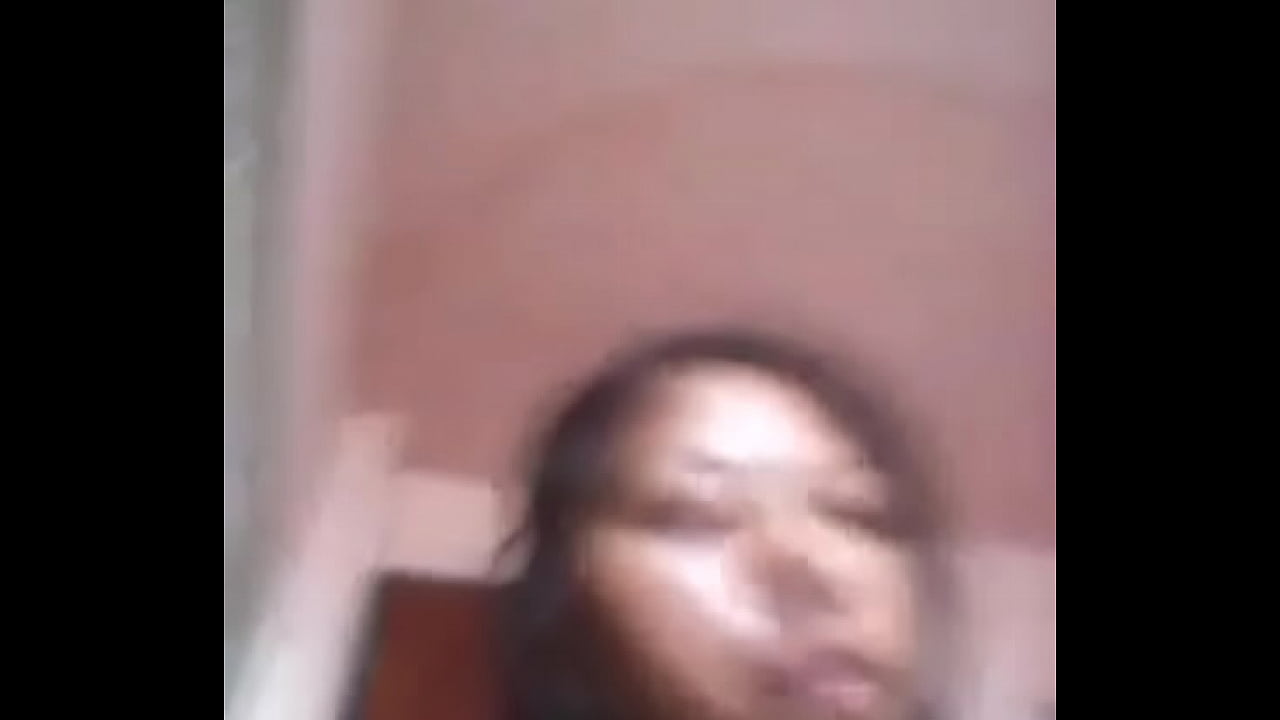 Se mete el palo por el culo