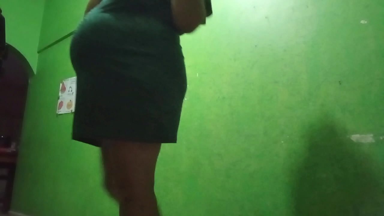 Hijastro recibe v&iacute;deo de su madrastra mostrando culo y panocha