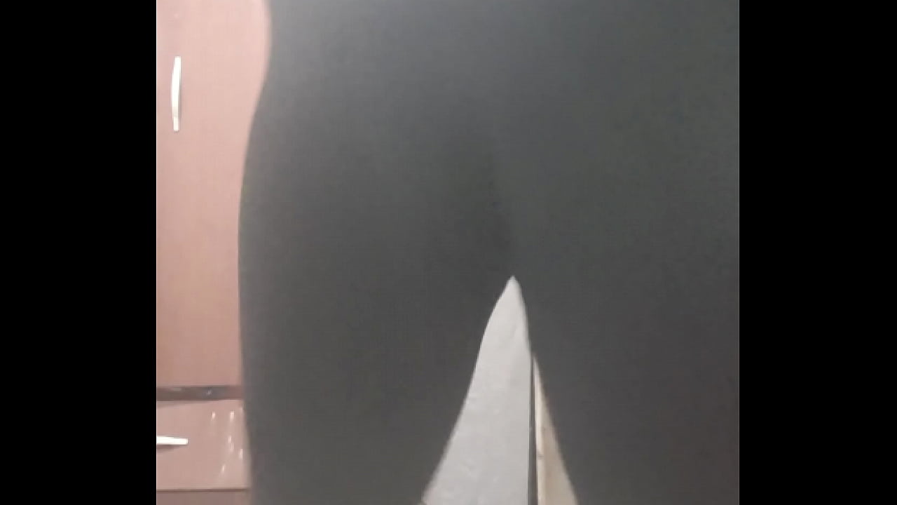 Cal&ccedil;a apertada no bumbum natural