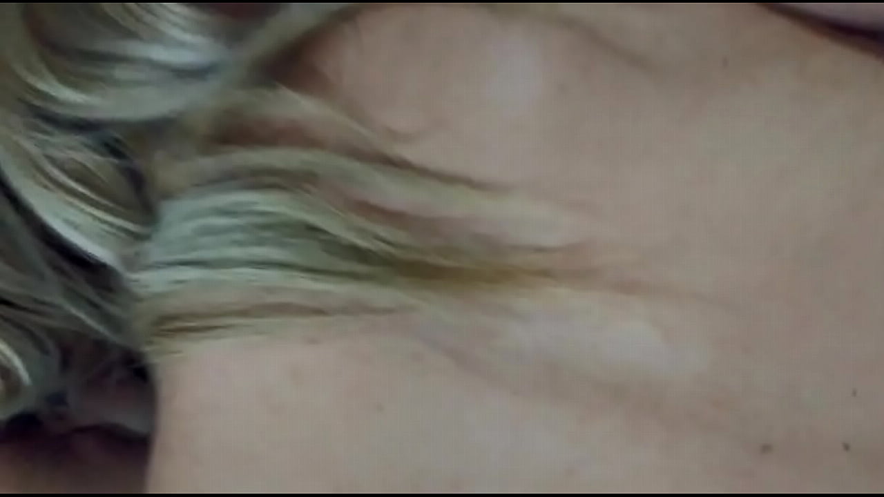 Comendo sem tirar a calcinha!