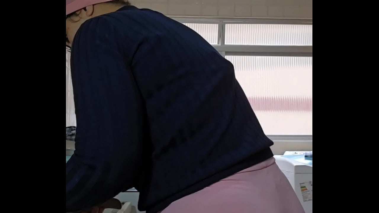 Eu finjo que estou cozinhando na verdade eu gosto de exibir e a buceta inchada