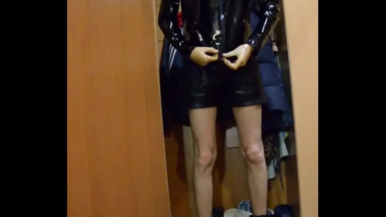 парень надевает кожаные шорты