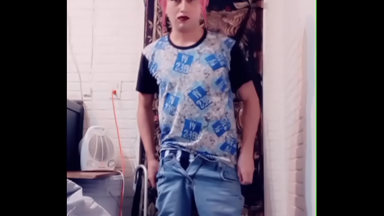 Bailando y desnudandome muy caliente