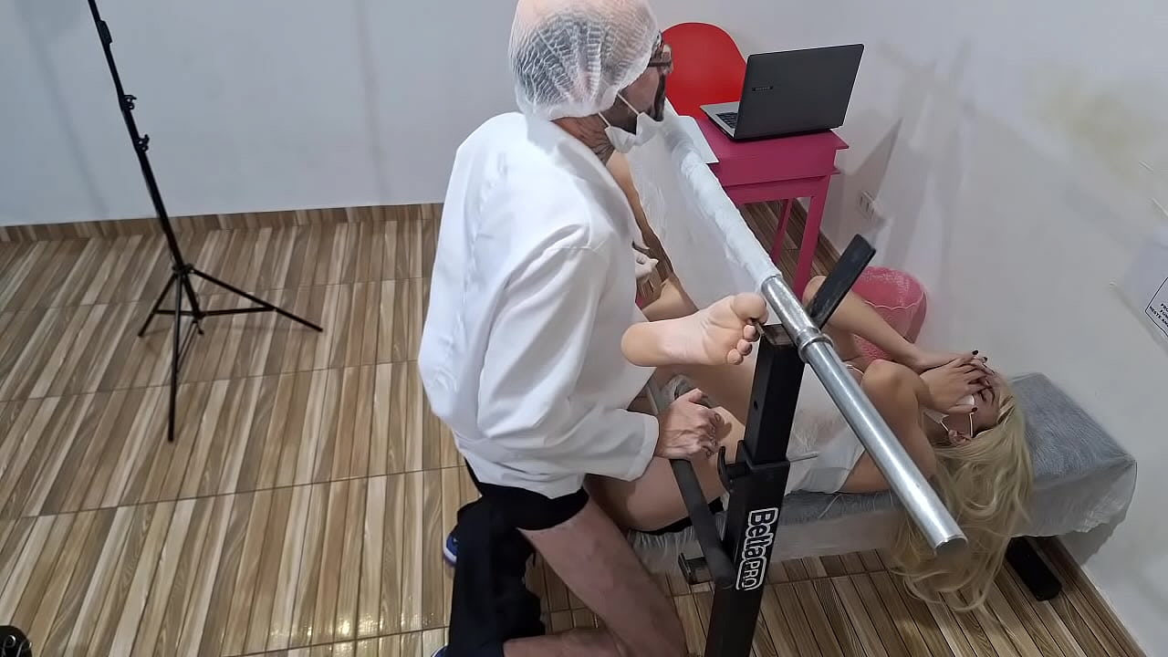 Medico safado e barato consultou minha buceta!