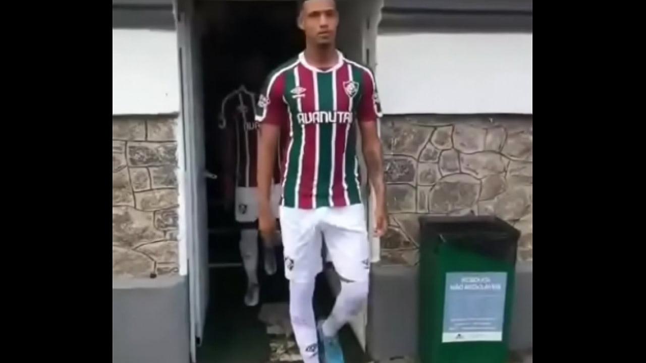 Jogador de pau duro em campo