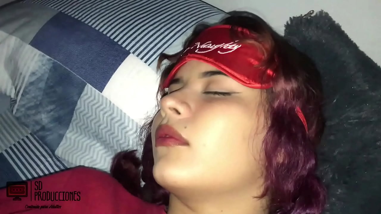 Grabo a mi hermanastra mientras esta acostada y me la follo  HL