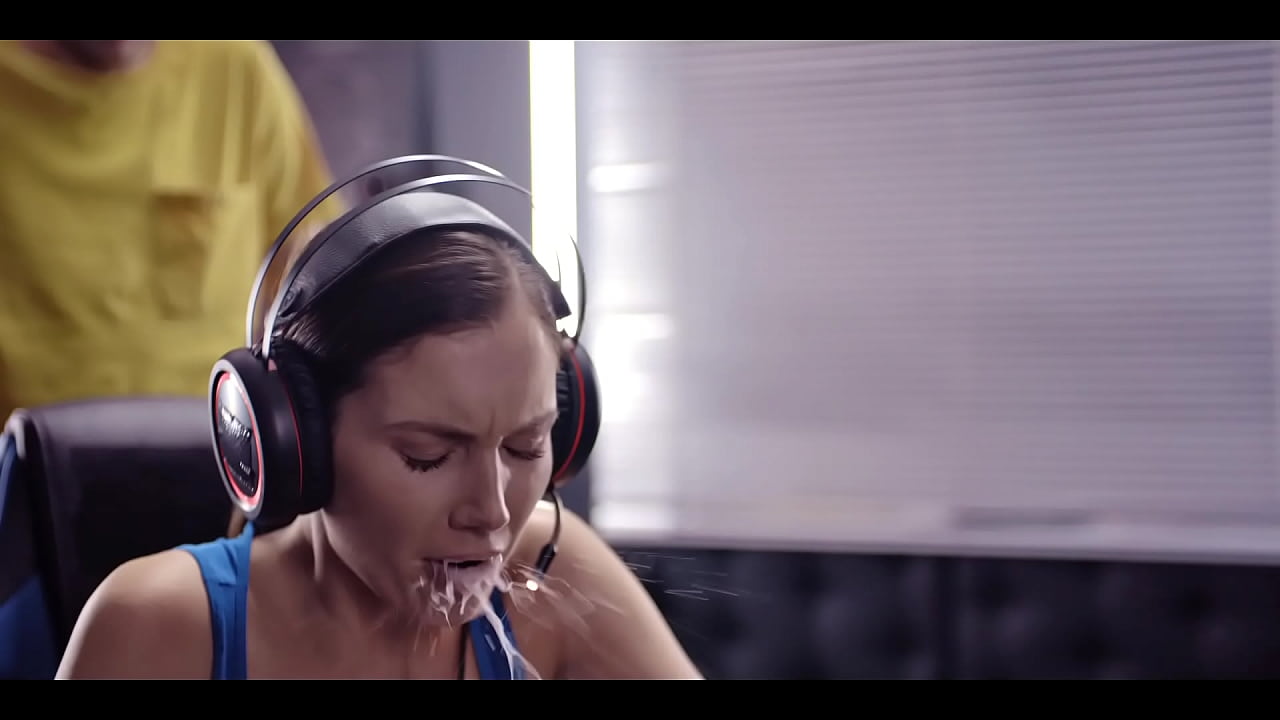 Gamer Girl Gets Banged After Time Freeze - LoL Match Turns Into Pussy Creampie And Cum In Mouth Lobby