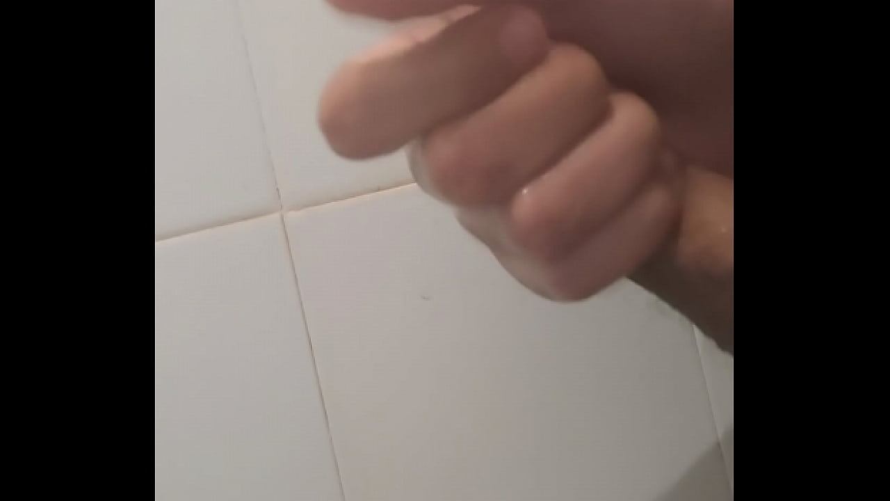 Tentando deixar o pau mole duro pra punheta