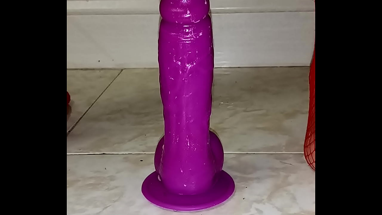 Usando mi juguete para satisfacerme, y que rico