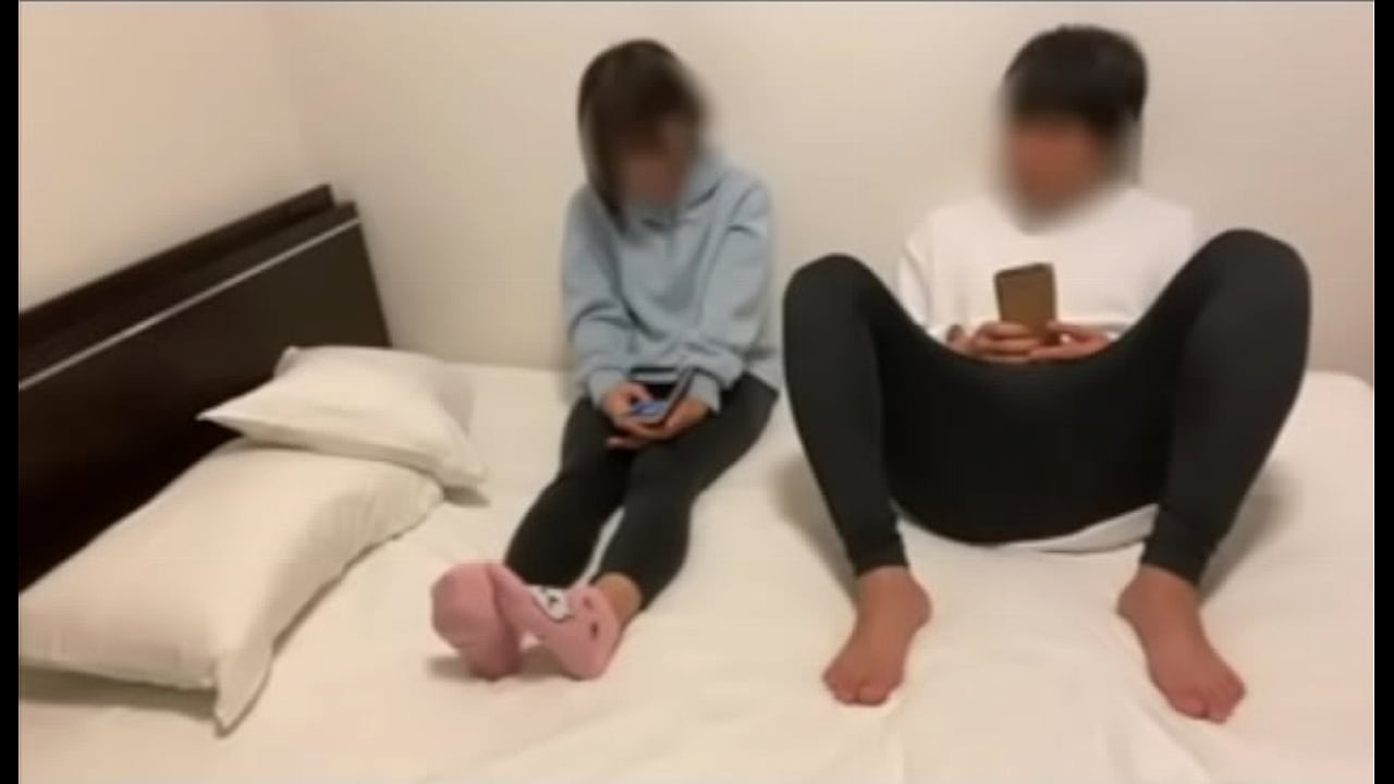 男友達の家に泊まりに行ったら、隣から喘ぎ声が聞こえてお互いにムラムラが高まり始まってしまいました