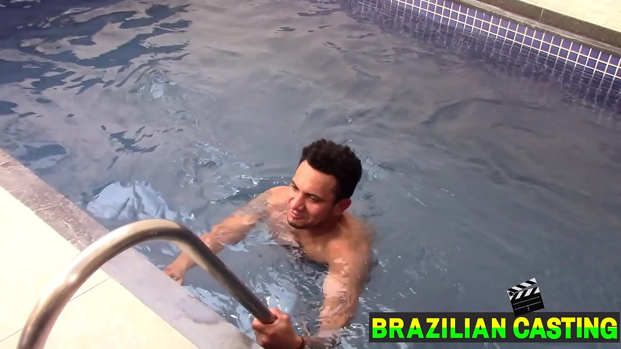 PISCINA COM UMA LINDA MORENA BRASILEIRA DE CORPO MARAVILHOSO SEXY CHARMOSA QUERENDO FUDER BASTANTE COM ROLA GRANDE.