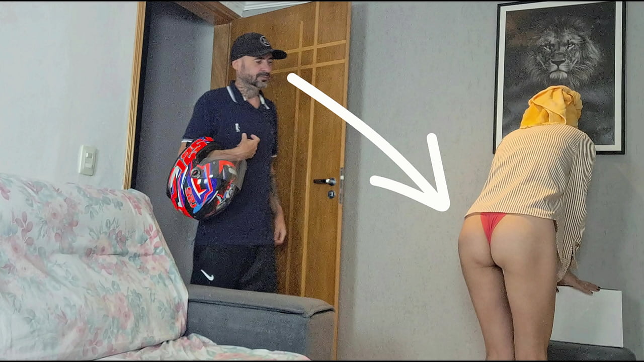 Casada recebe entregador s&oacute; de calcinha!