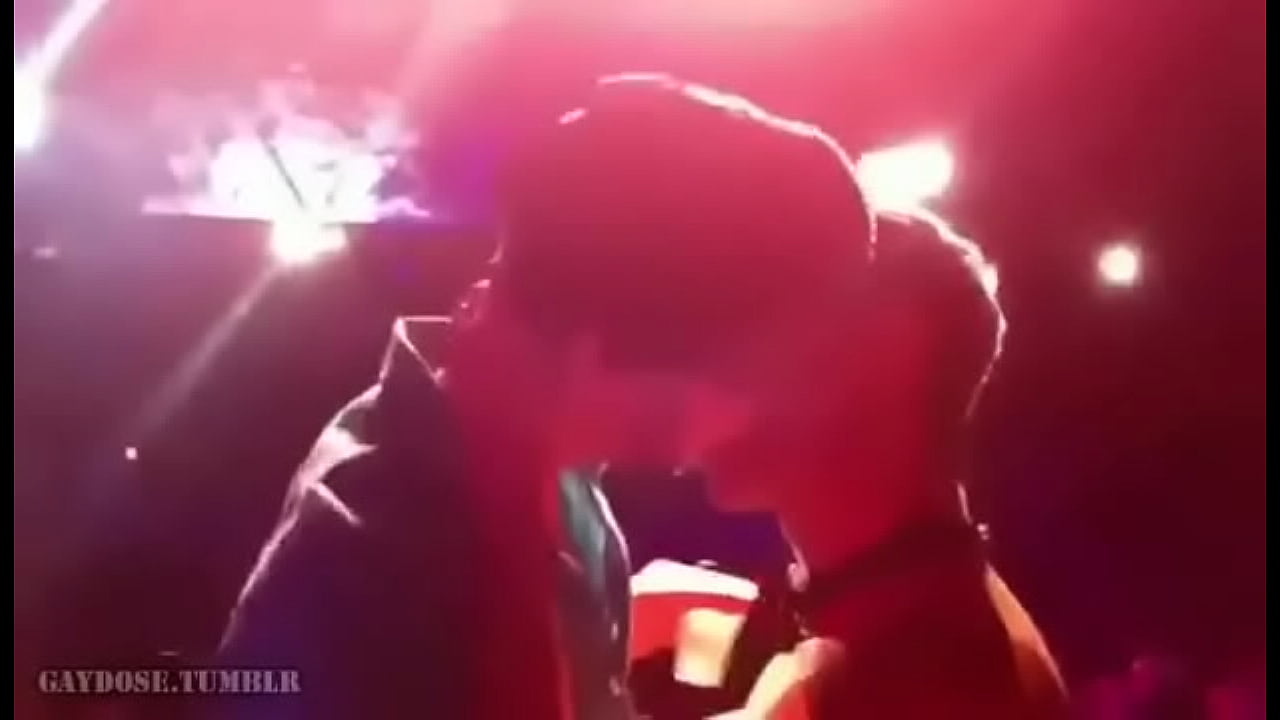 Rafael Alencar mijando e beijando um f&atilde; na boate