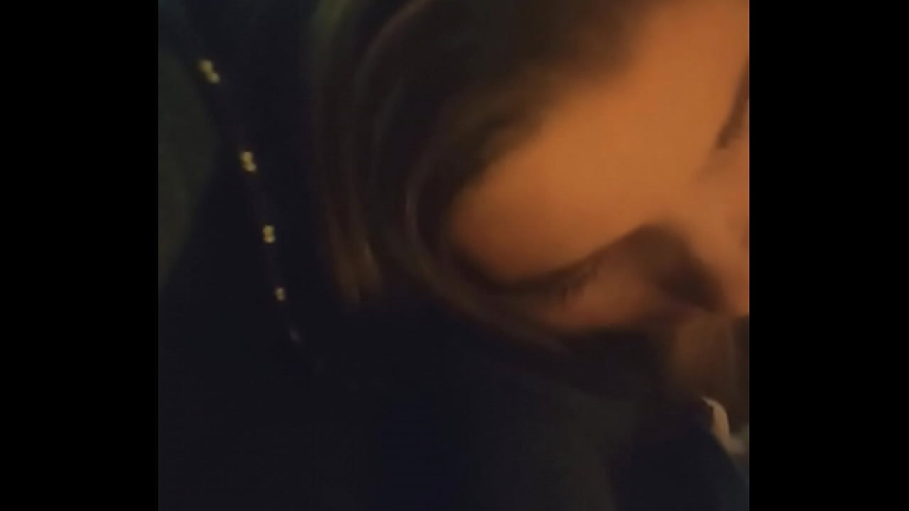 R&eacute;veill&eacute;e par un ami de qui me met sa bite en bouche, choqu&eacute; que je le suce jusqu'&agrave; en avoir partout...