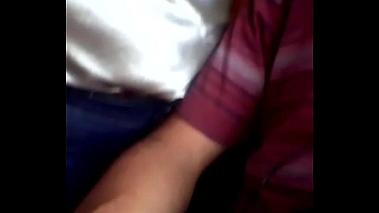 Busao esfregando buceta no braco