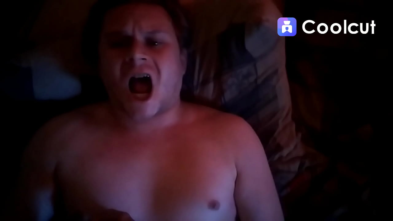 Adrian Jabłoński trzepie konia i marzy o rżnięciu z własną, młodą siostrą podczas gdy ona bierze prysznic!