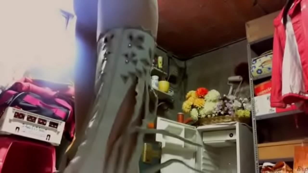 Distruggo totalmente un paio di scarpe e tu sei affascinato dai miei splendidi piedi