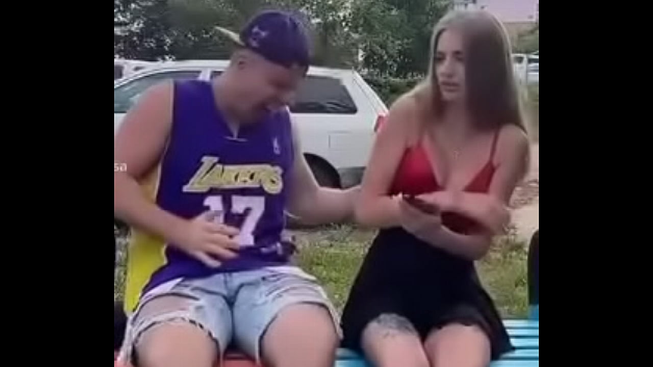 Трусики под юбкой