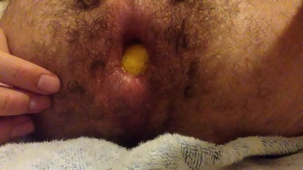 Novinho enfiando laranja no cu