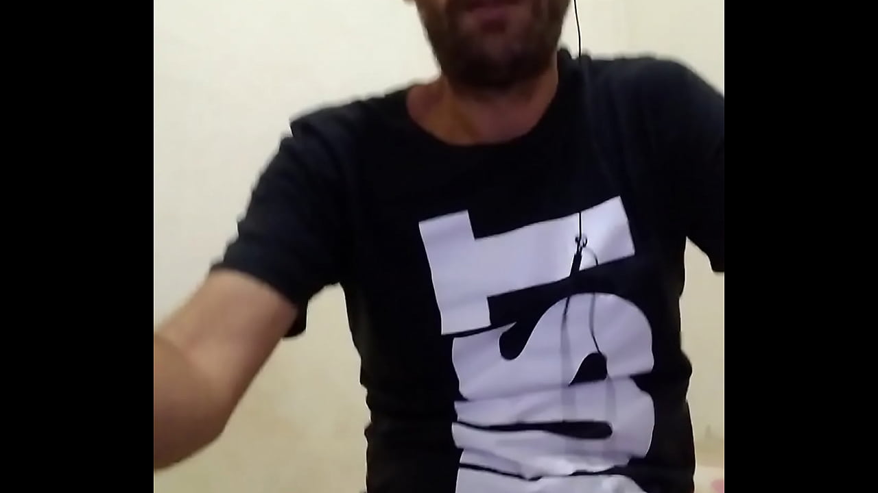 Ruivo brasileiro soltando porra do teu pauz&atilde;o com jatos de leite at&eacute; o c&eacute;u