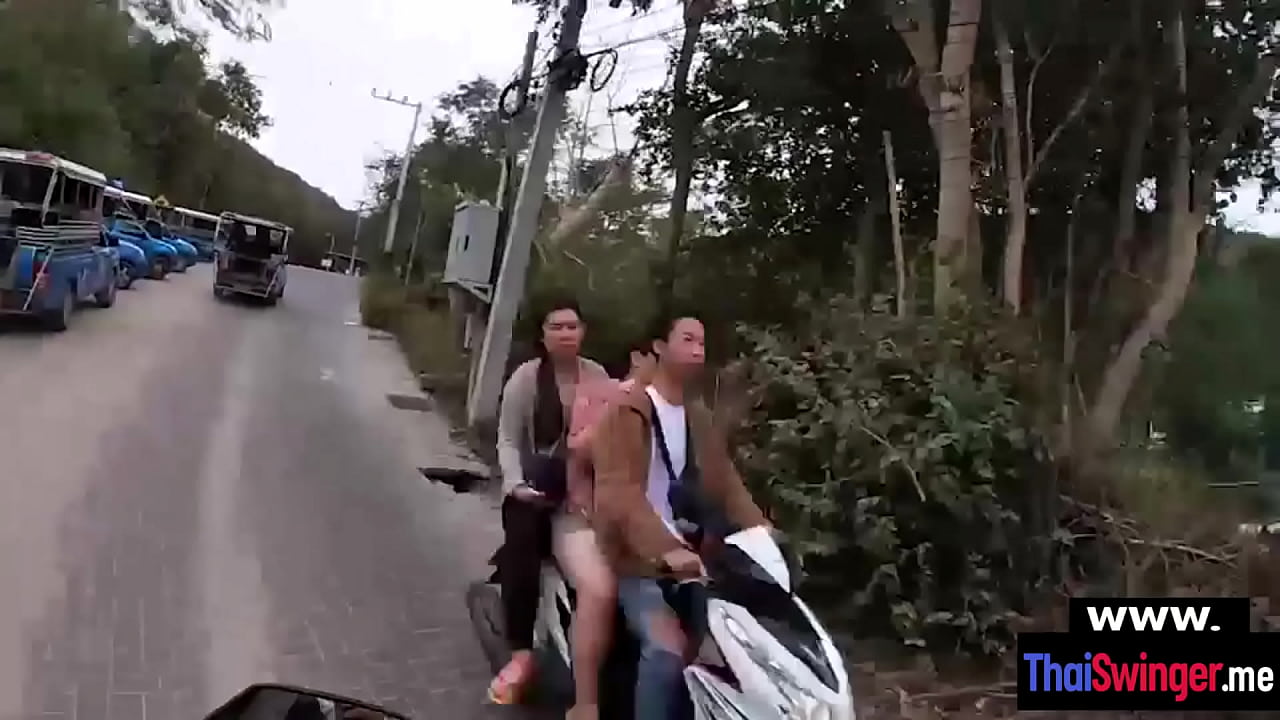 Cute amateur couple having an outdoor blowjob