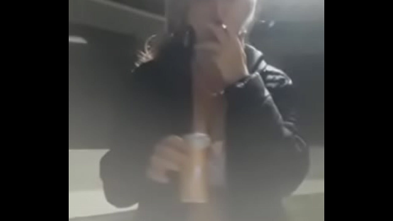 Fetiche smoking, curtindo rock , mostrando os peitos