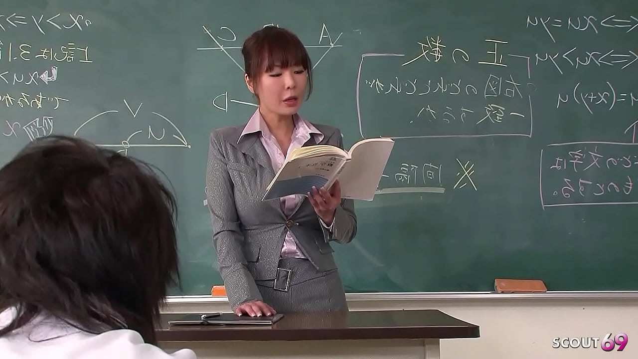 Japanese Female Mature Teacher give Blowbang to Boys in Classroom and swallow multiple loads at Full uncensored JAV Porn