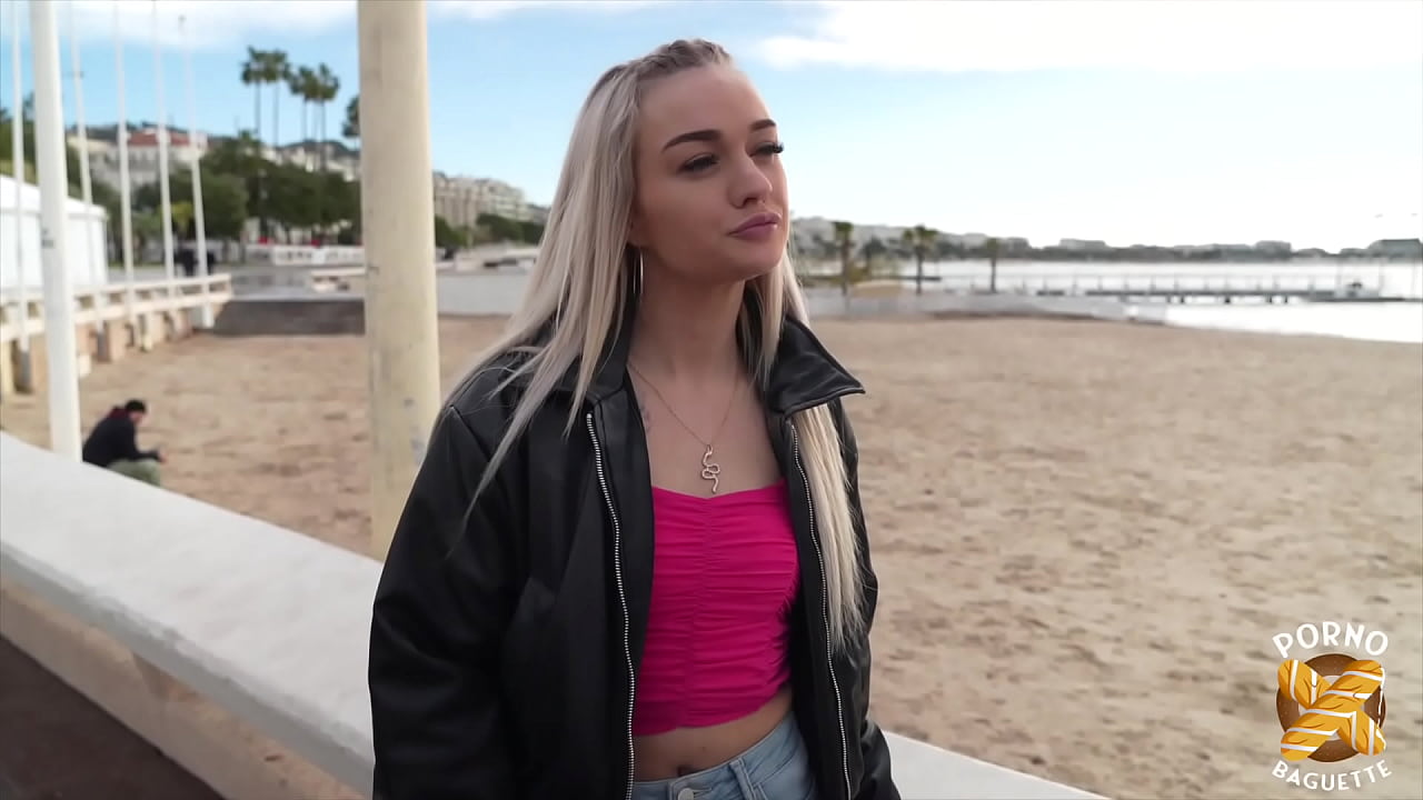 Nathalie et Luth, deux belles blondes s'amusent avec une bite