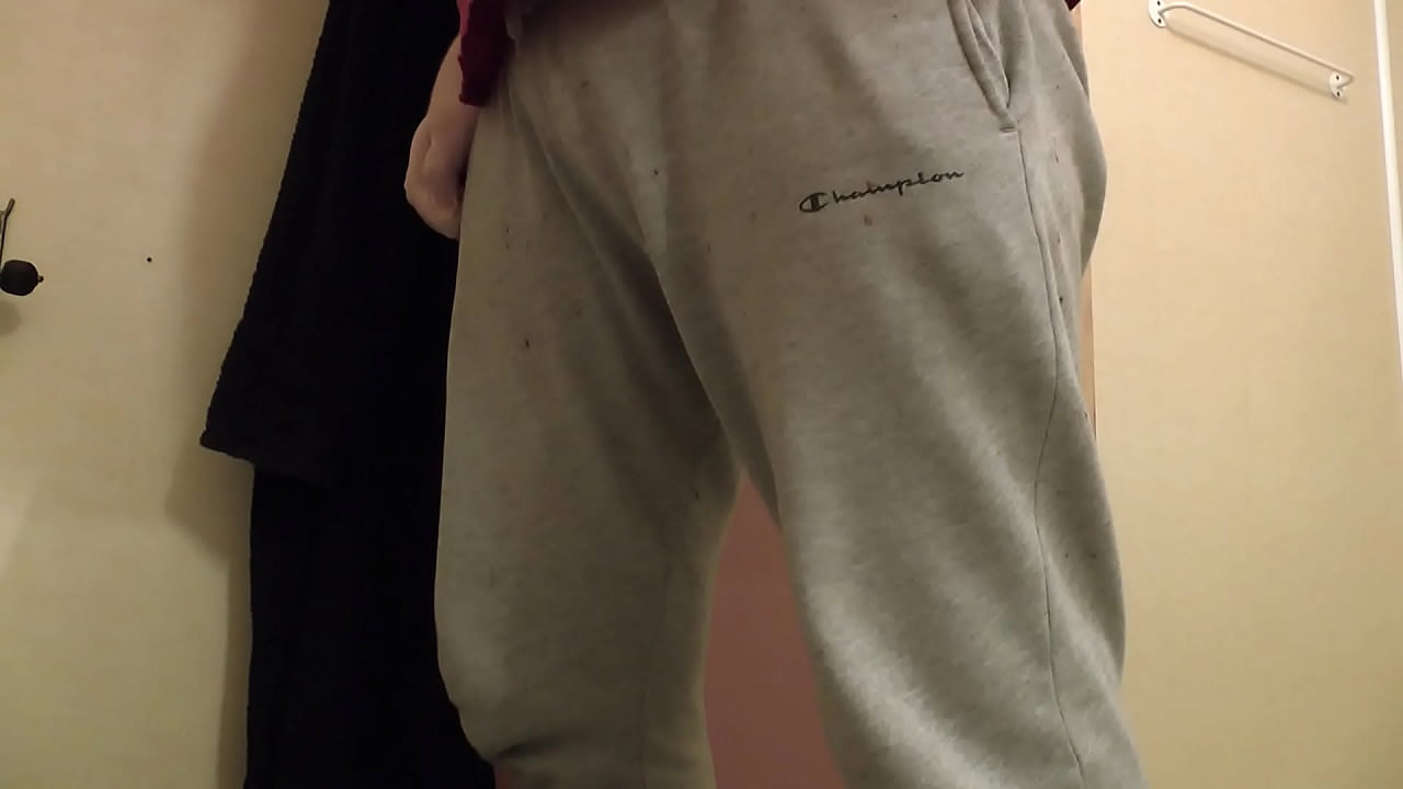 tisser i gr&aring; bukse med lysebl&aring; badebukse under