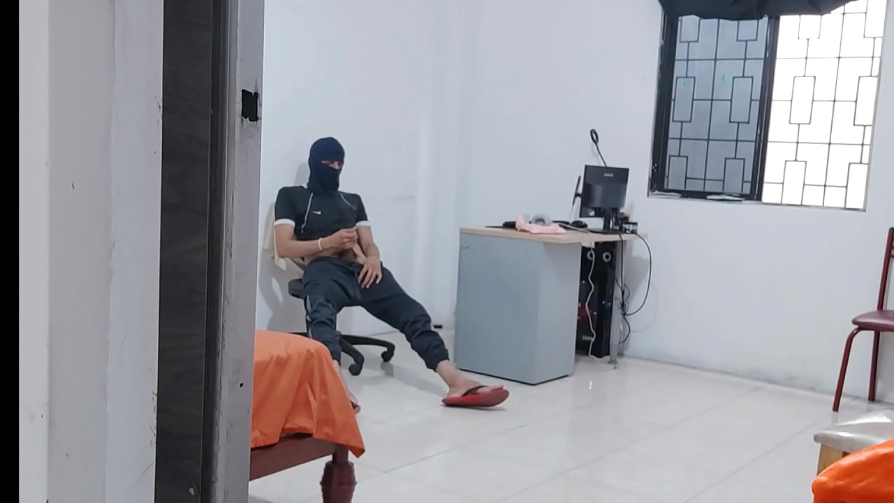 preparo a mi gran pene con una masturbada casera porque ma&ntilde;ana me cite con mi novia para tener sexo