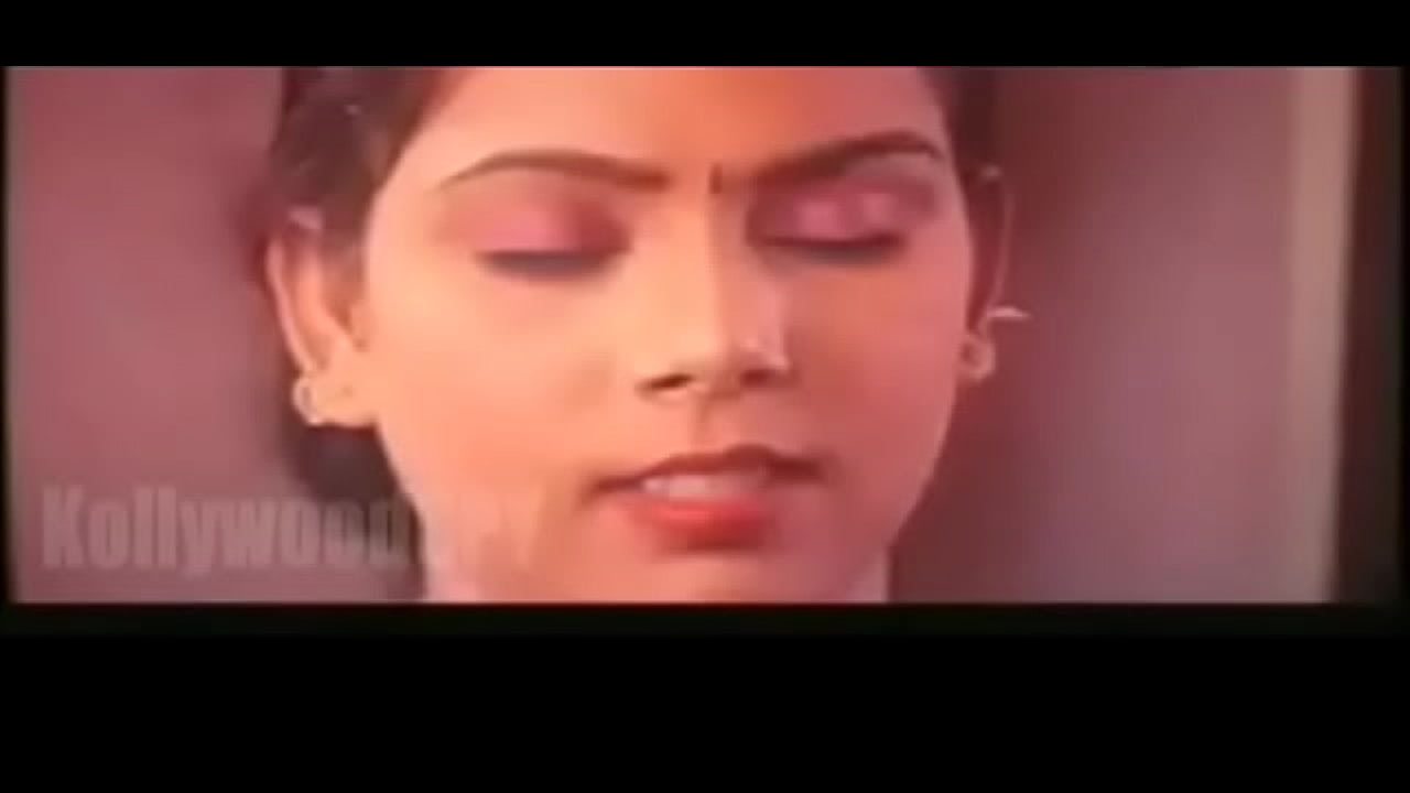 Hot aunty  shows her bra