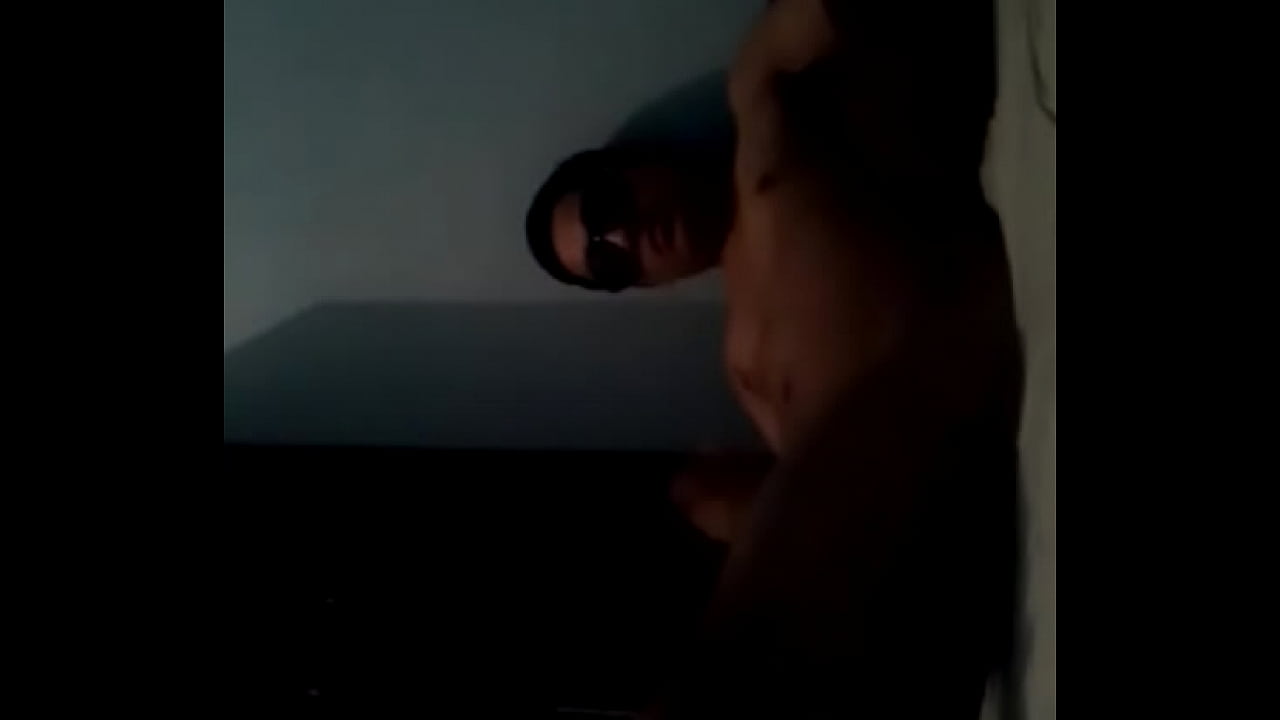 Latino arrecho haci&eacute;ndose una paja