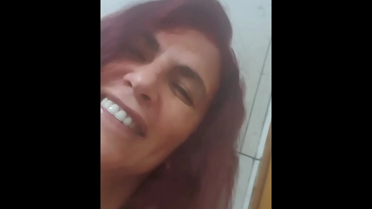 Antes do banho Melissa Devassa sensualiza pra cliente