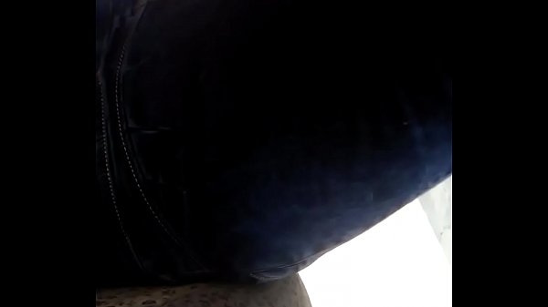 Le grabo el culo a una jovencita mientras espero el bus