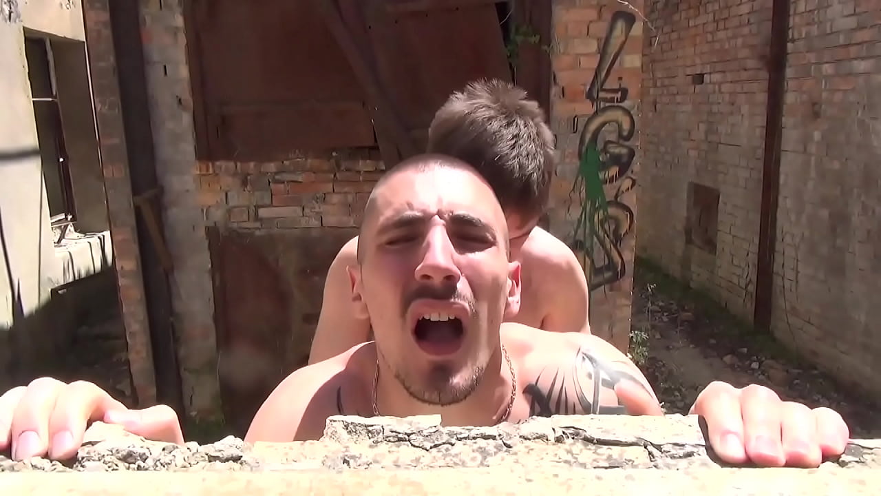 Mec tatou&eacute; bais&eacute; comme une chienne par un agent secret dans une usine abandonn&eacute;e