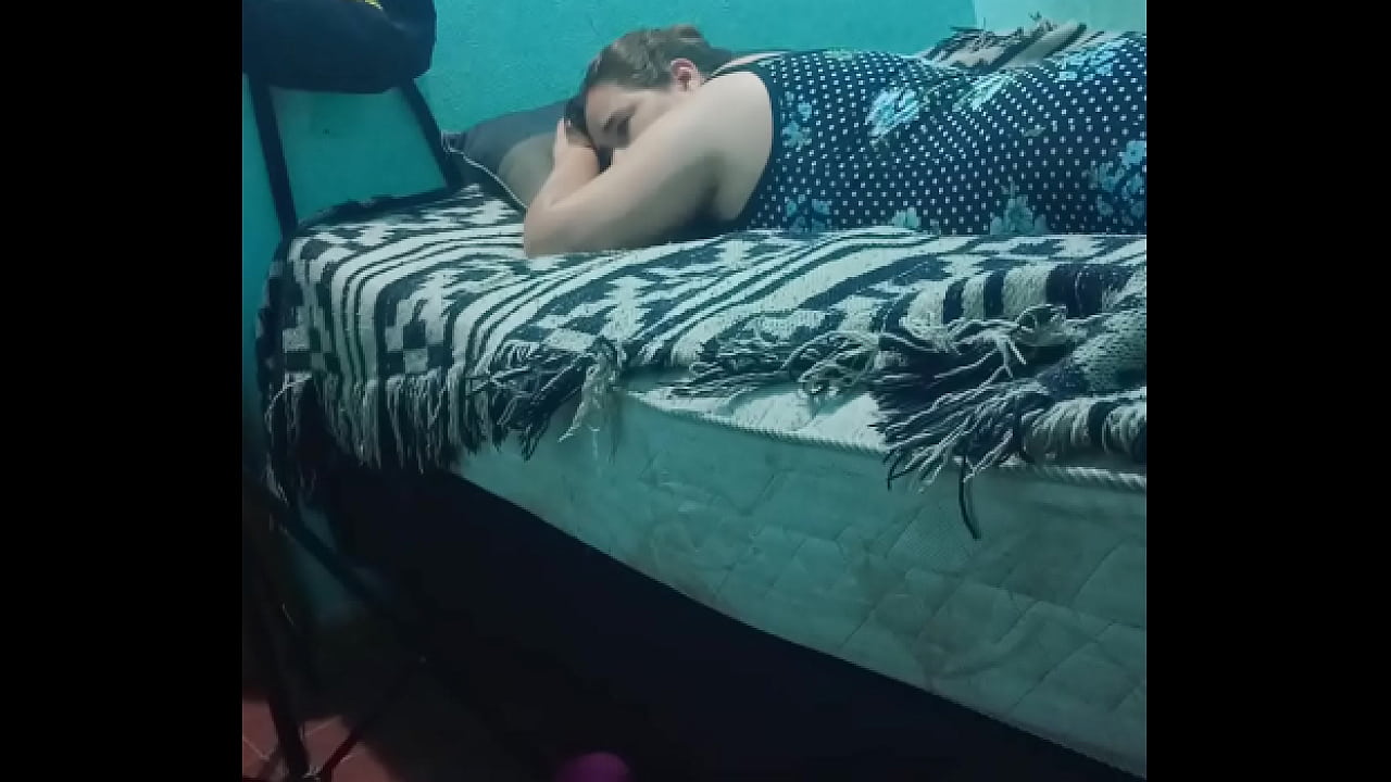 Desnud&aacute;ndola poco a poco con un masaje