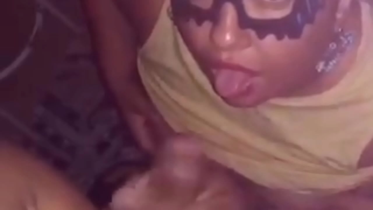 Gozando na boca da gordinha