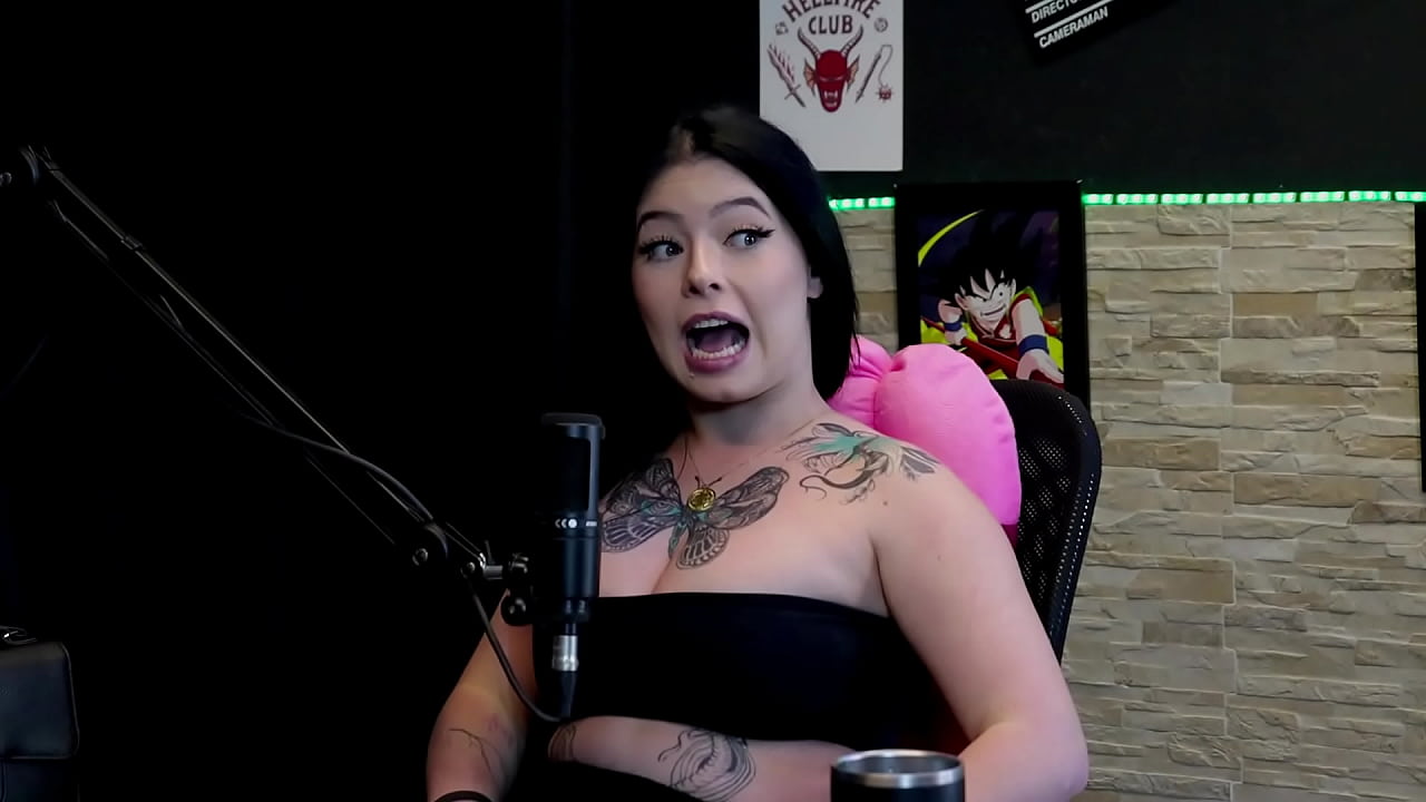 Morena gostosa e tatuada most seus gndes peitos no jogo do "eu nunca", logo ap&oacute;s falar que estnhou o grelo da amiga, e o que fez no sexo... - Kalyca (WATCH ON: SHEER/RED)