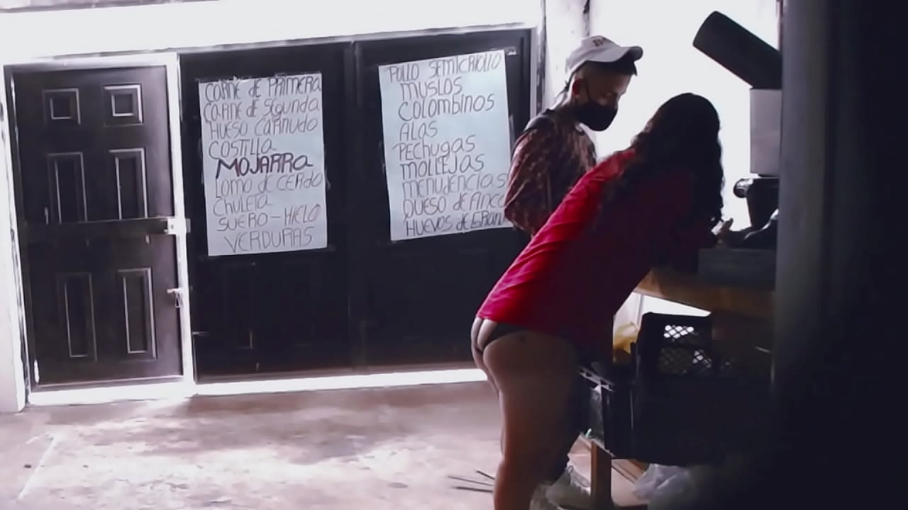 Seduciendo al t&eacute;cnico a domicilio (Delivery). Llamo al joven chico que repara celulares y le muestro mi culo en tanga de lencer&iacute;a. DeisyYeraldine gran perra venezolana en Valledupar, Colombia (Me encanta follar con desconocidos)