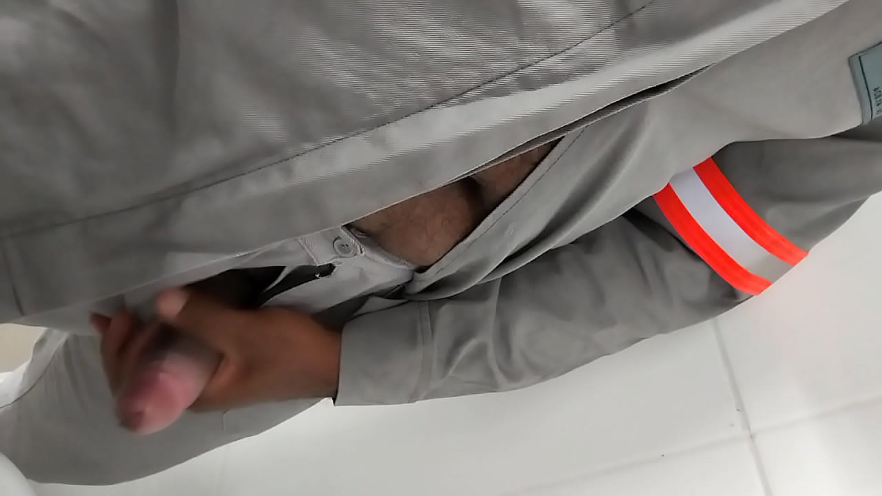 Trabalhador mostra rola no vesti&aacute;rio