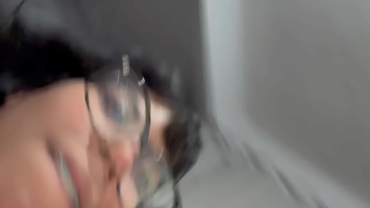 Novinha perde o telefone e v&iacute;deos &iacute;ntimos que ela faz pro namorada vazam na net.