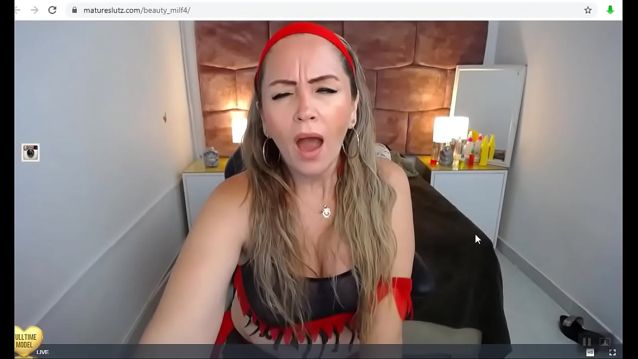 mature woman masturbates on cam