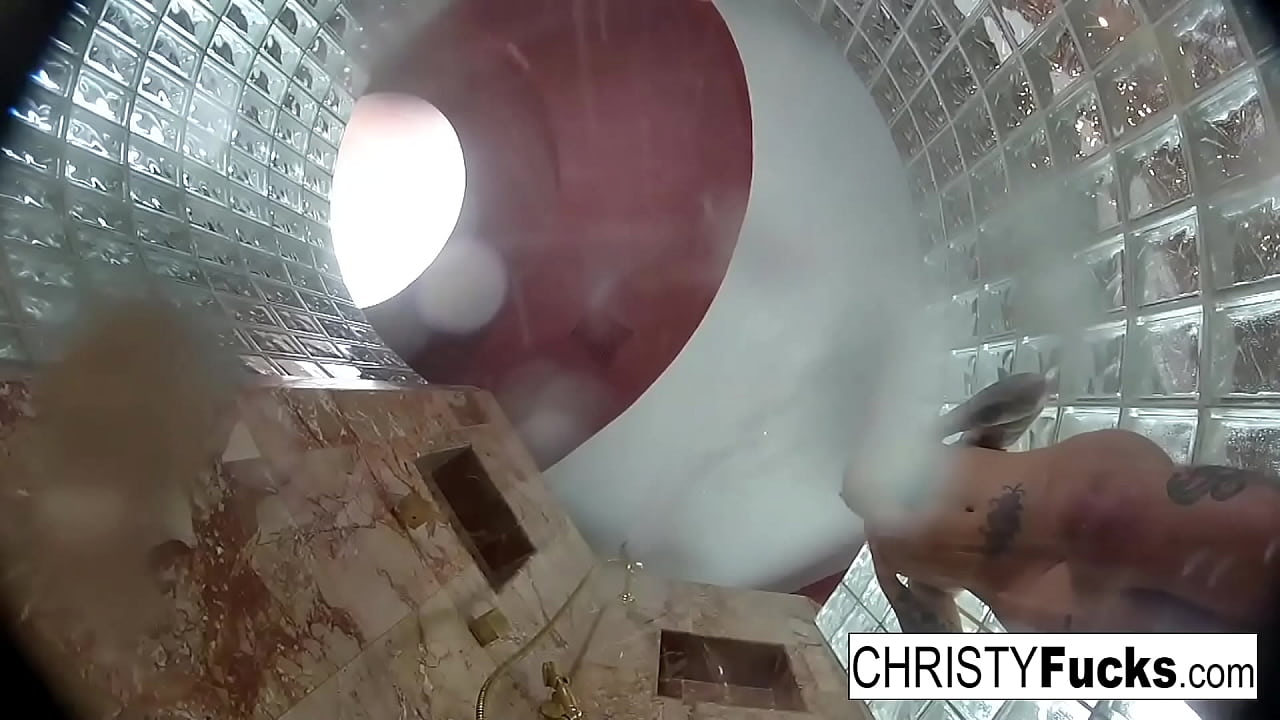 Tattooed babe gets wet with her friend