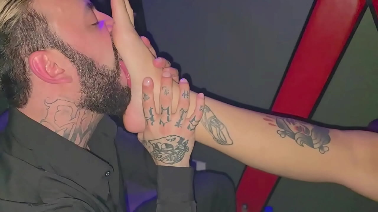 free foot fetish session with professional fetishist at the swing club - real footage