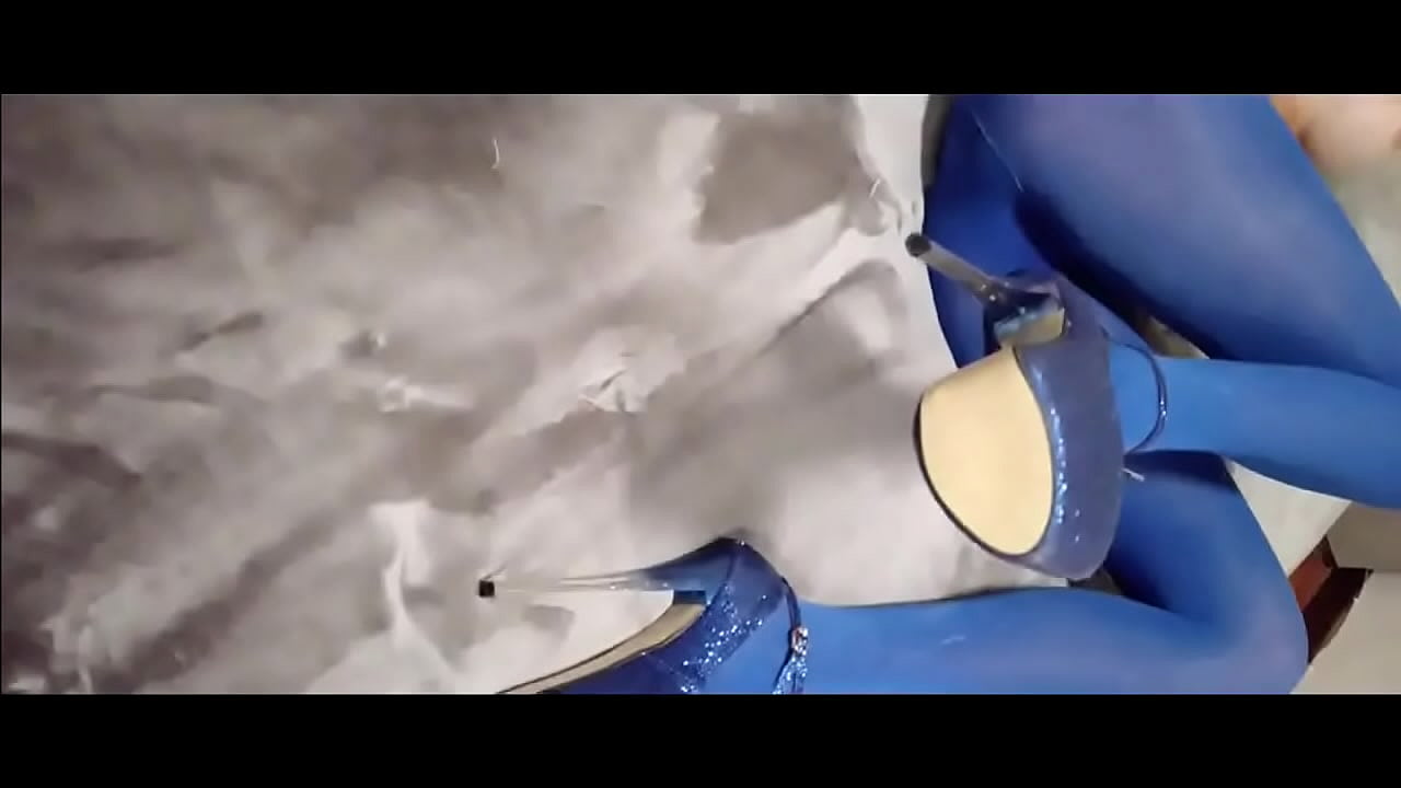 Milf in blue: pantyhose, shoes, skirtsFor lovers of blue, my long legs, my spectacular heels, my big ass, a little compi ...