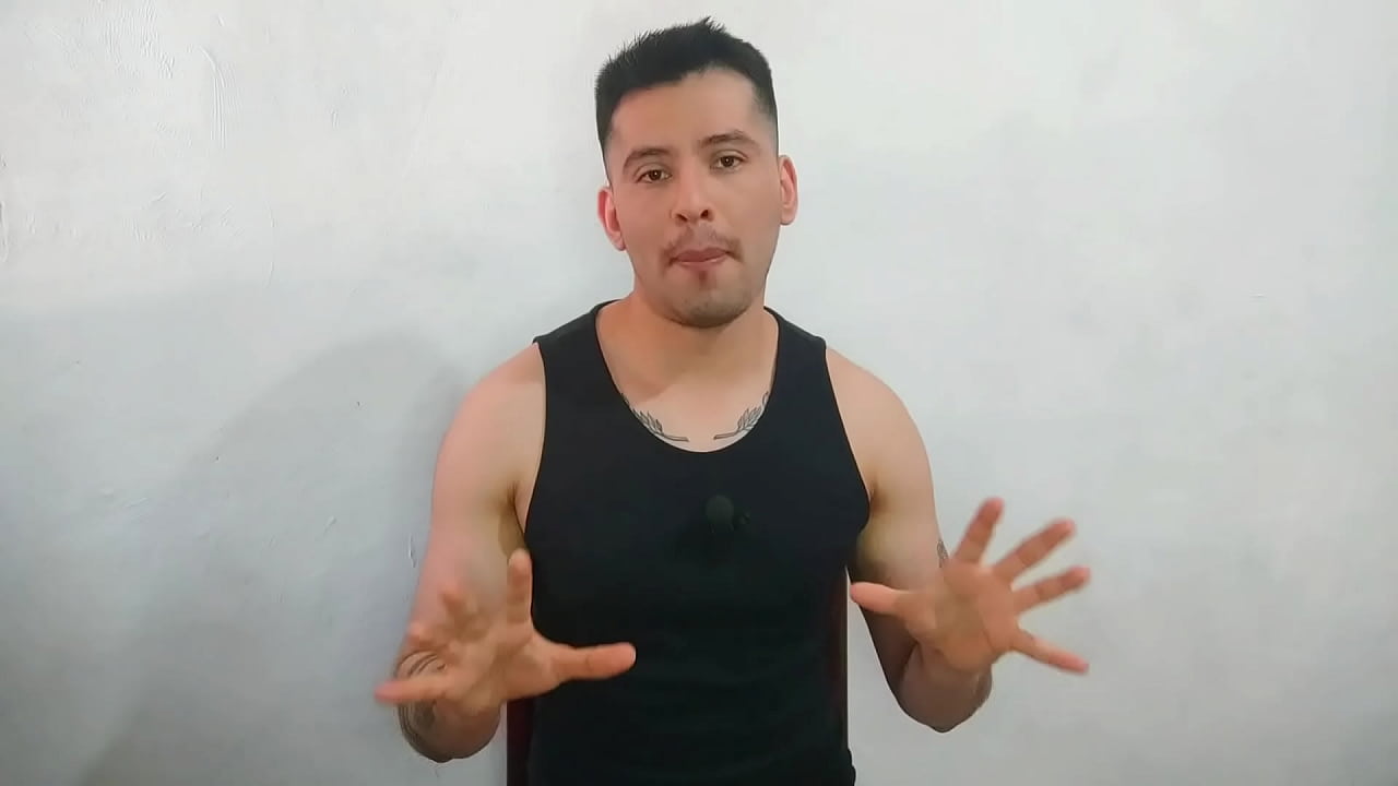 Twink se convierte en el amante de un par de vergones anchos maduros