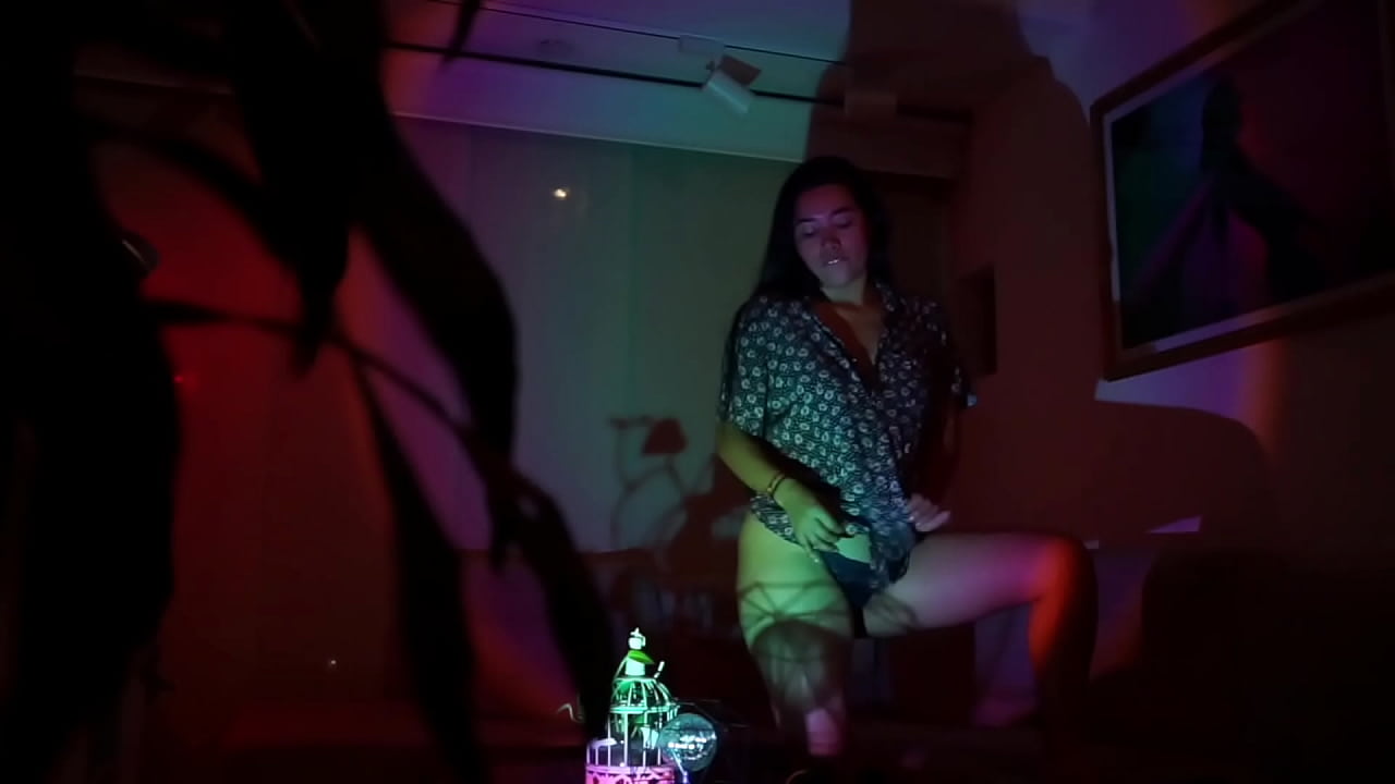 Belleza magn&eacute;tica hecha arte al frente de la c&aacute;mara