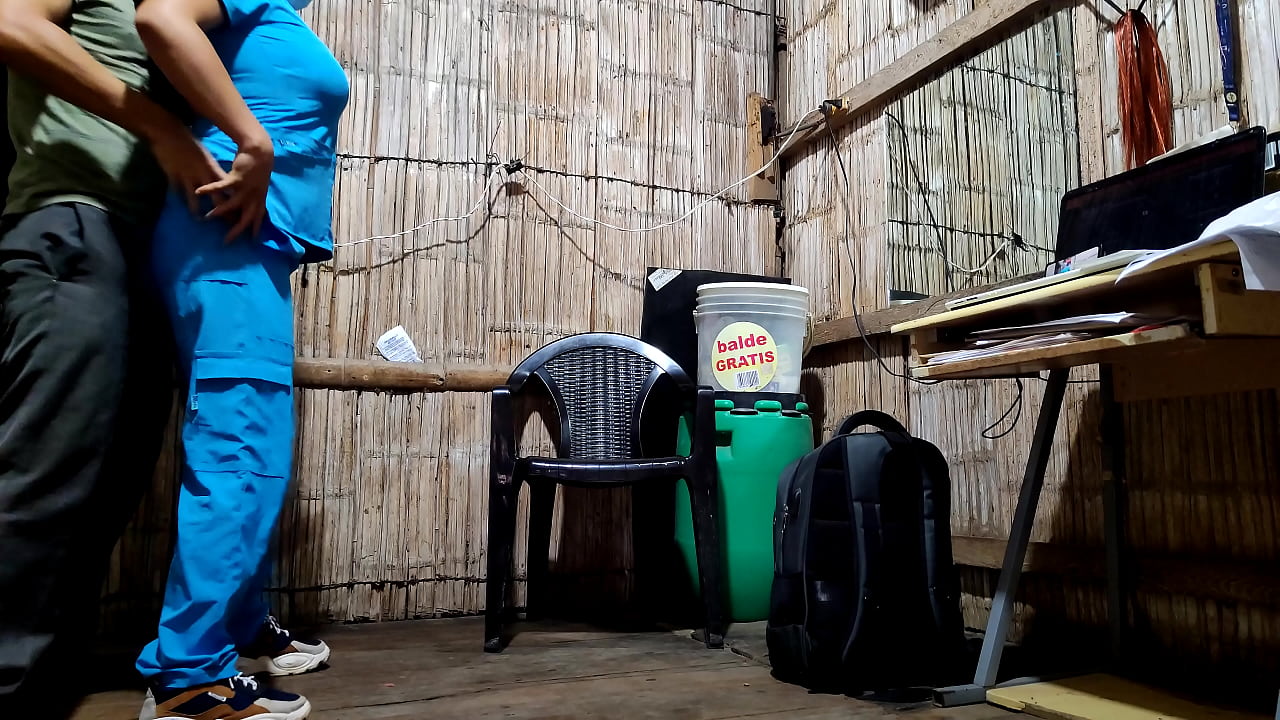 患者は自宅の看護師を訪ね、ドワーフペニスで官能的な愛撫を与えます。 熱いお尻を持つ看護師との本物の自家製ポルノ